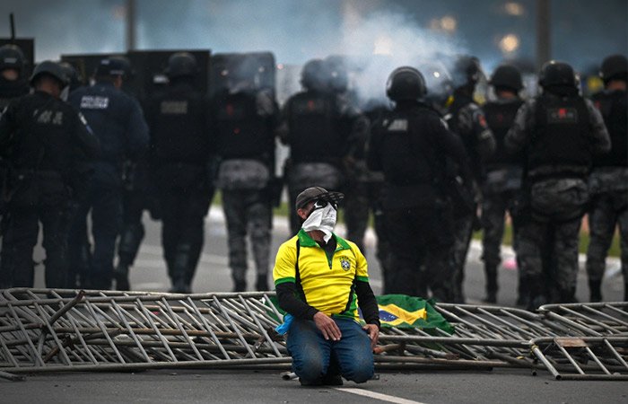 Более половины бразильцев считают Болсонару ответственным за вандализм его сторонников