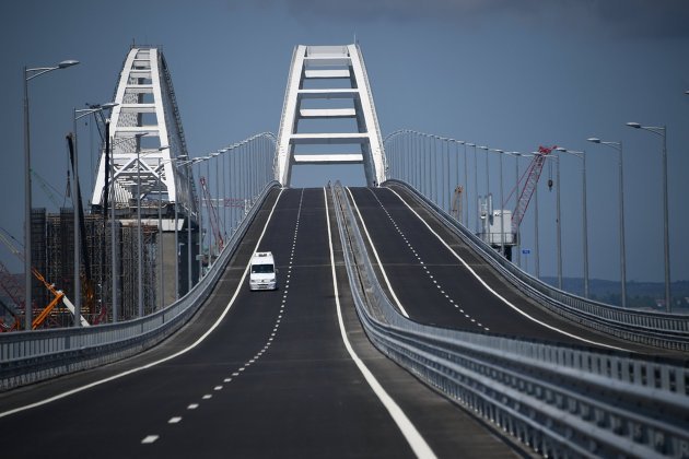 Крымский мост закроют для автотранспорта во вторник на 12 часов в связи с ремонтными работами