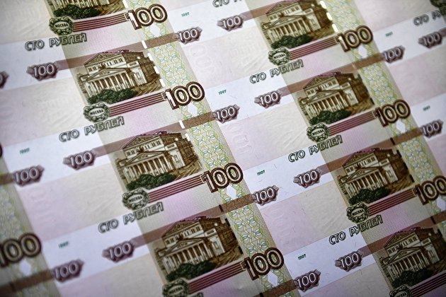 Курс рубля снижается к евро до 74,83, растет к доллару до 68,55, стабилен к юаню - 10,20