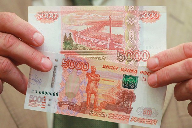 Мосбиржа: курс рубля в начале торгов теряет к доллару и евро и перешел к снижению к юаню