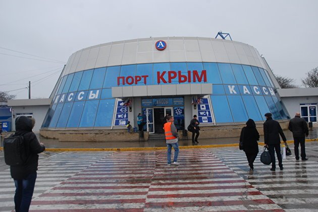 Работу Керченской паромной переправы приостановили из-за усиления ветра, сообщили в МЧС