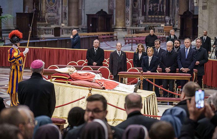 В Ватикане началось прощание с папой римским на покое Бенедиктом XVI