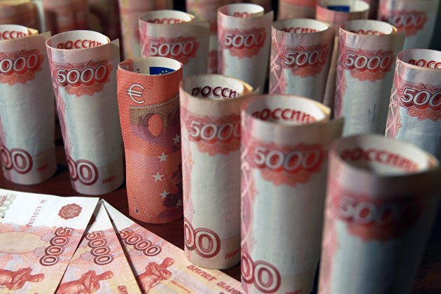 Экономист Баранов: россиянам стоит хранить в 2023 году сбережения в рублях из-за рисков других валют