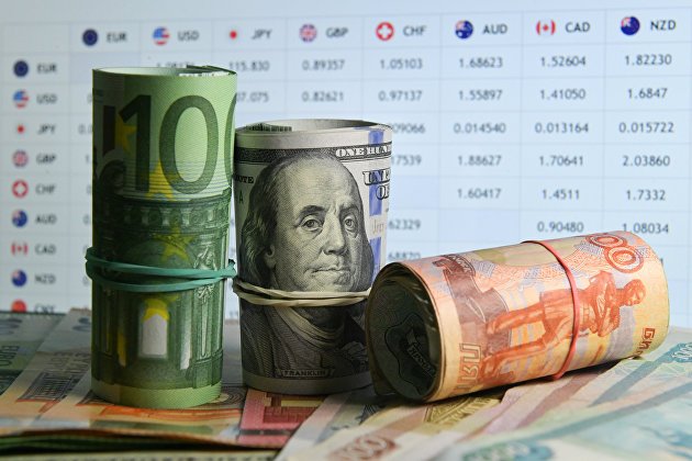 Мосбиржа: доллар опускается ниже 68 рублей, евро — ниже 73, юань — ниже десяти в четверг
