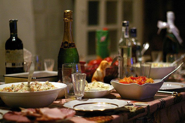 Врач-эндокринолог Островская посоветовала не откладывать ужин на полночь в Новый год
