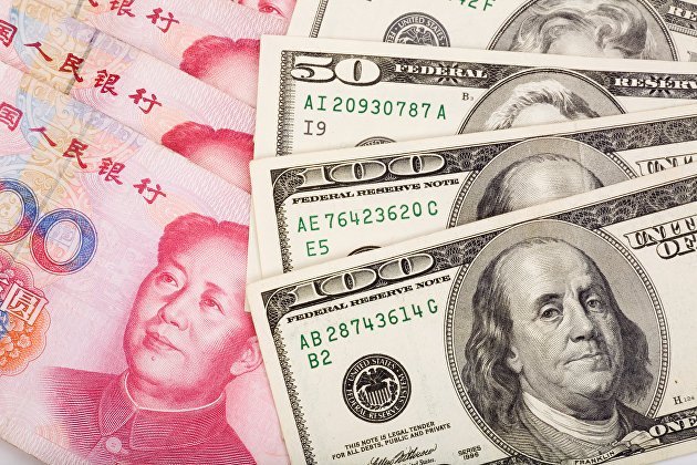 Доллар и юань в понедельник снизились против рубля