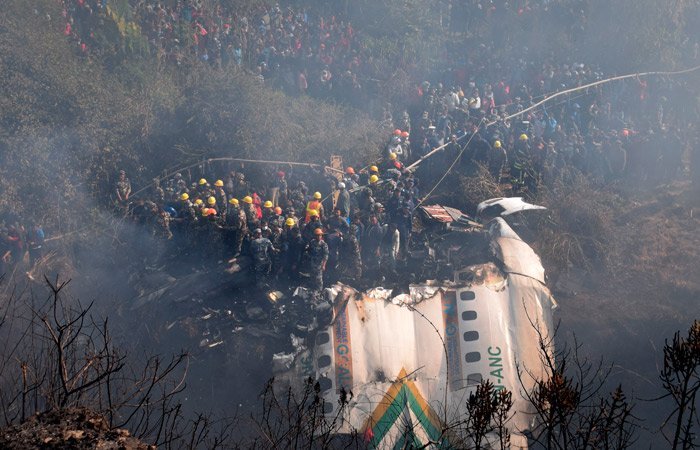 В Непале возобновили поиски четырех человек на месте авиакатастрофы
