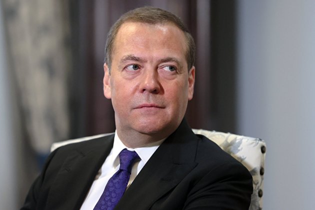 Медведев: получившие дома газ россияне улыбаются, а за рубежом кто-то переходит на дрова
