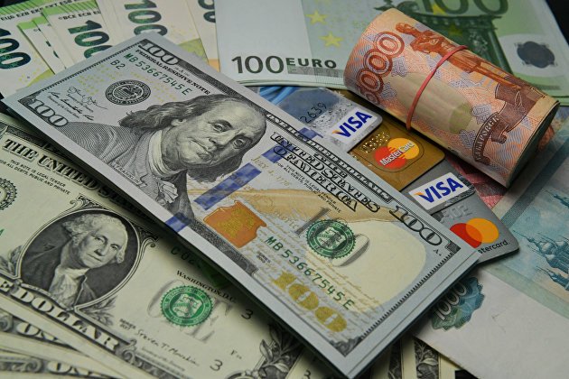 Мосбиржа: доллар падает ниже 71 рубля в первый день торговой недели