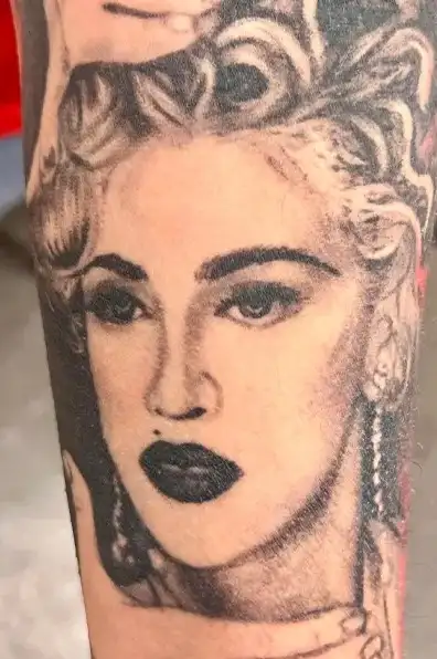 Фанатка известной певицы сделала татуировки с ее лицом и установила рекорд