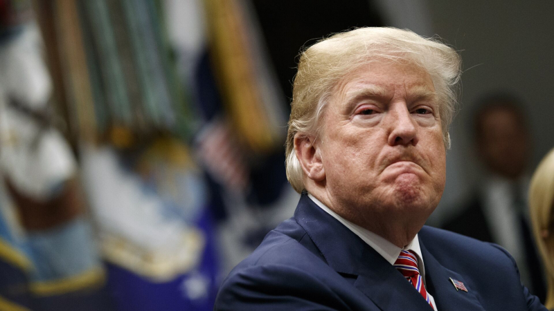 СМИ: у Трампа снова появился синяк на руке