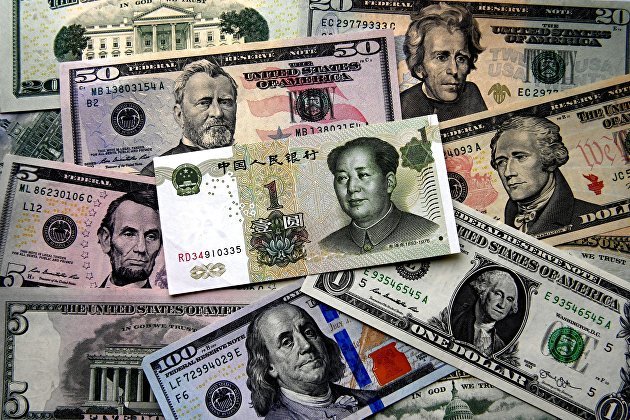 Доллар и юань в понедельник ослабли к рублю