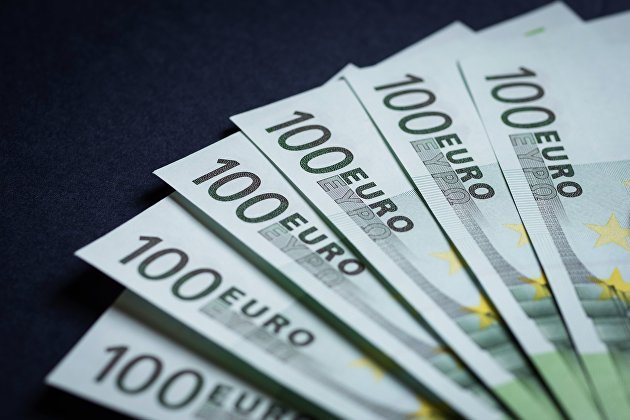 Евро в понедельник ускорил темпы роста к доллару до процента