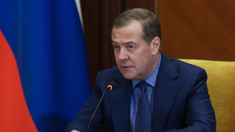 Франция окончательно себя дискредитировала, заявил Медведев