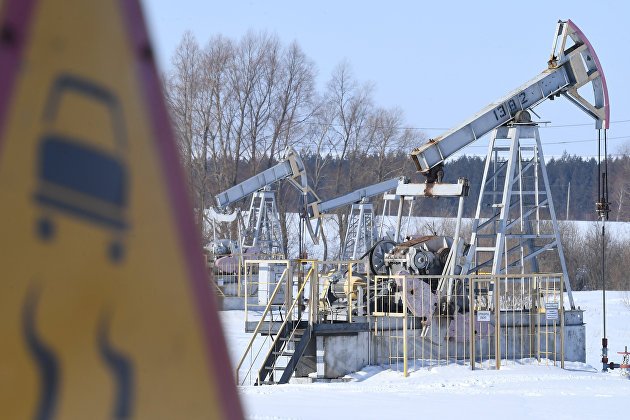 Песков заявил, что правительство тщательно следит за ситуацией со снизившейся ценой нефти